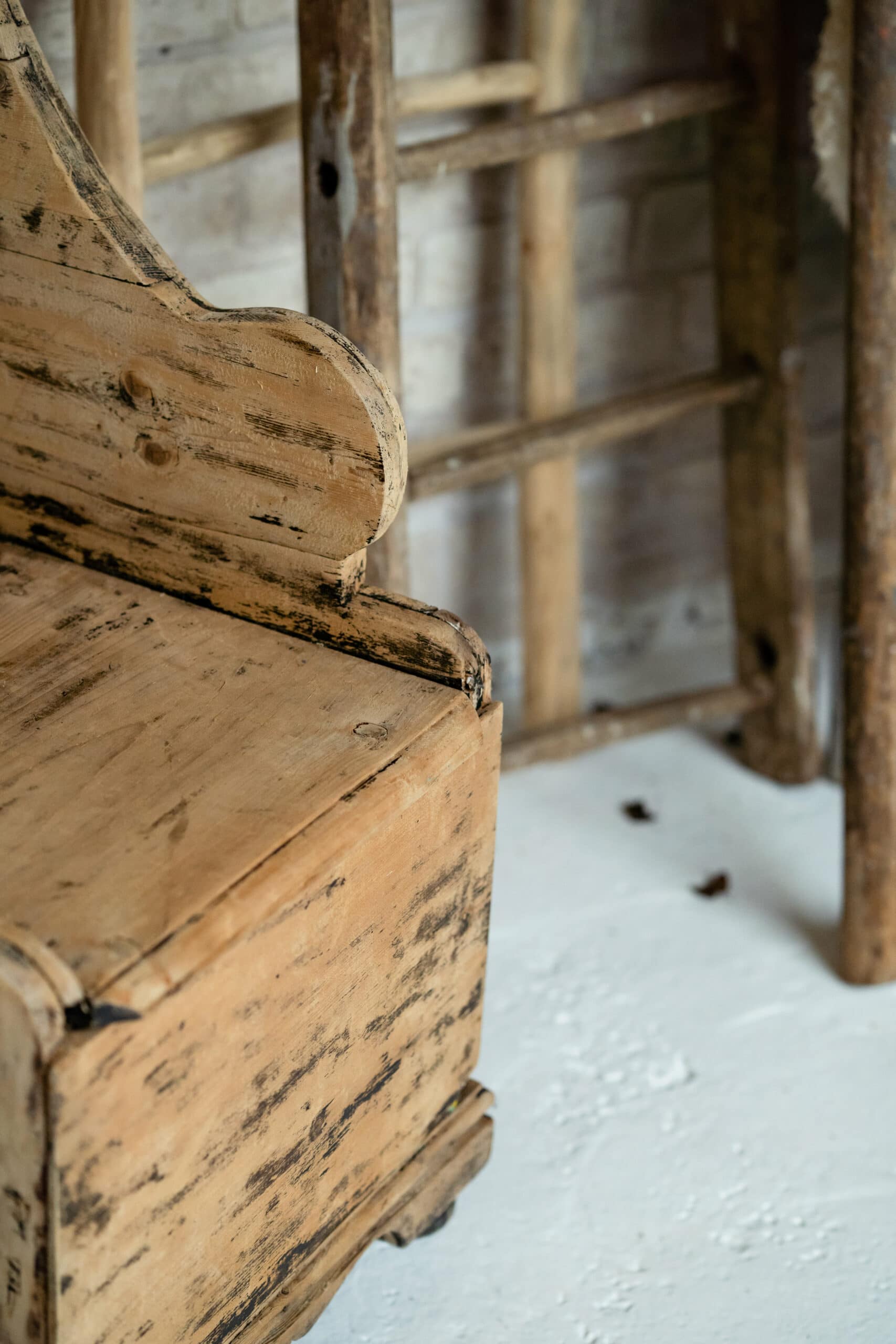 Rustic Pine Lambing Chair with Storage