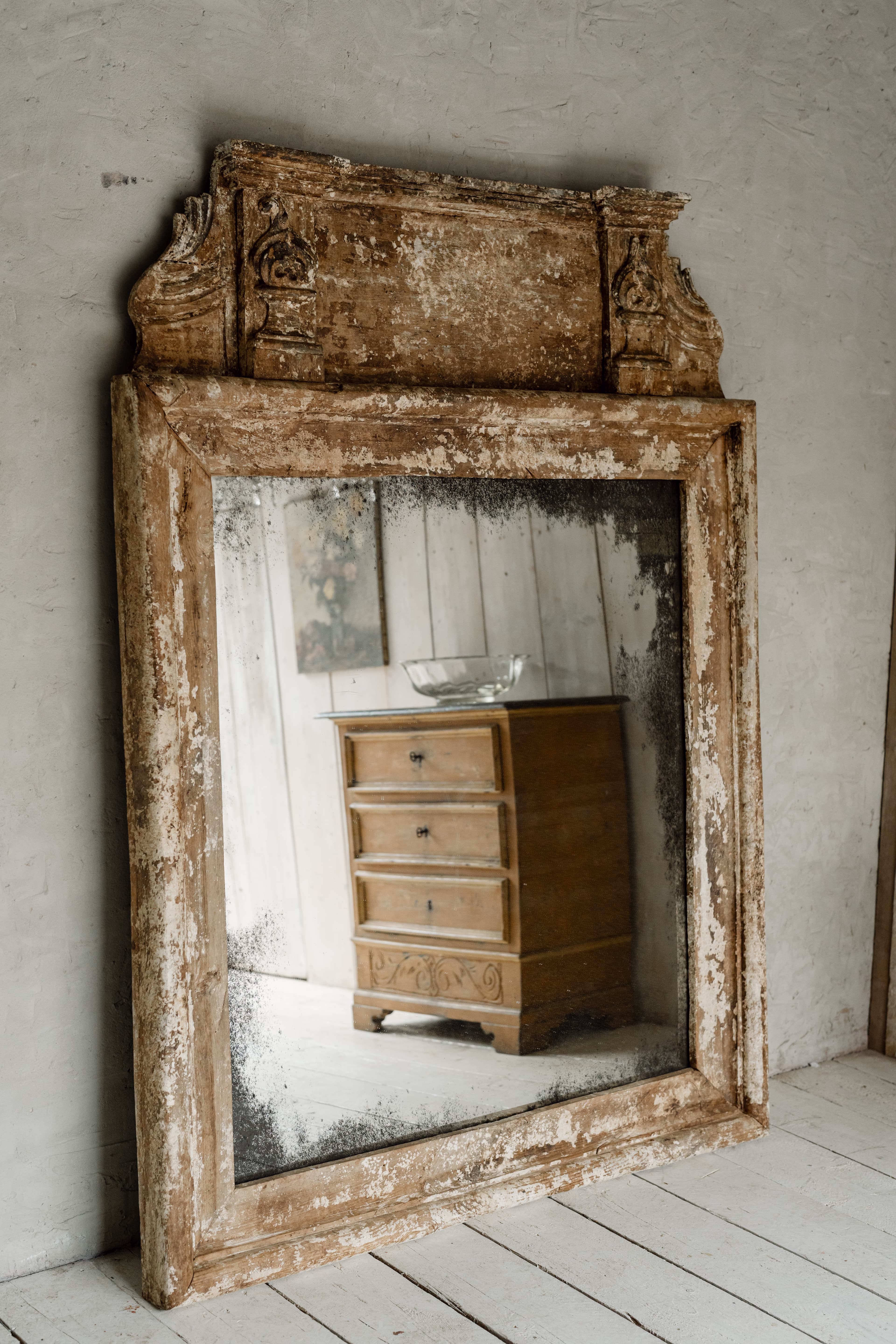 An Elegant Early 19th Century Italian Painted Chest of Drawers