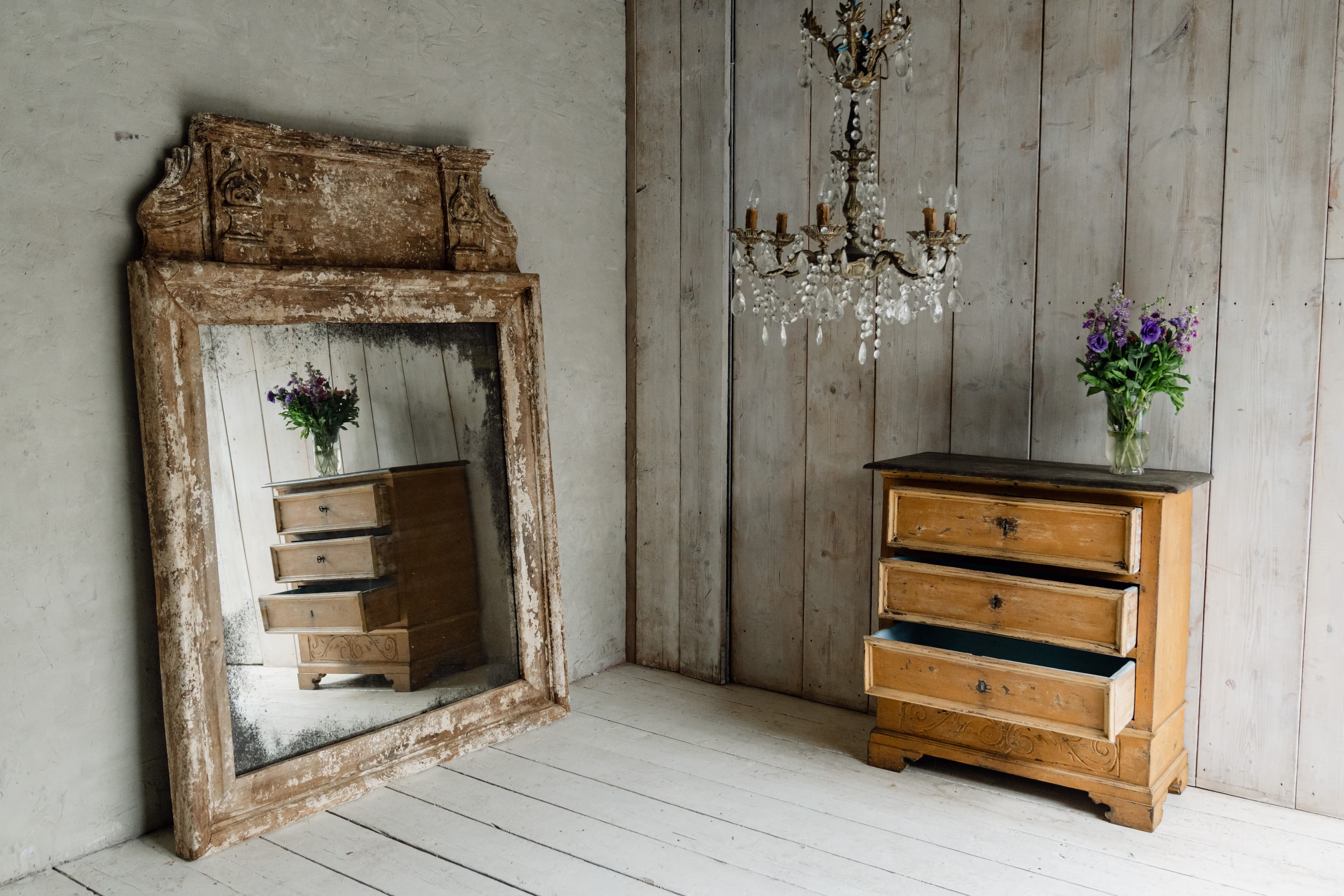 An Elegant Early 19th Century Italian Painted Chest of Drawers