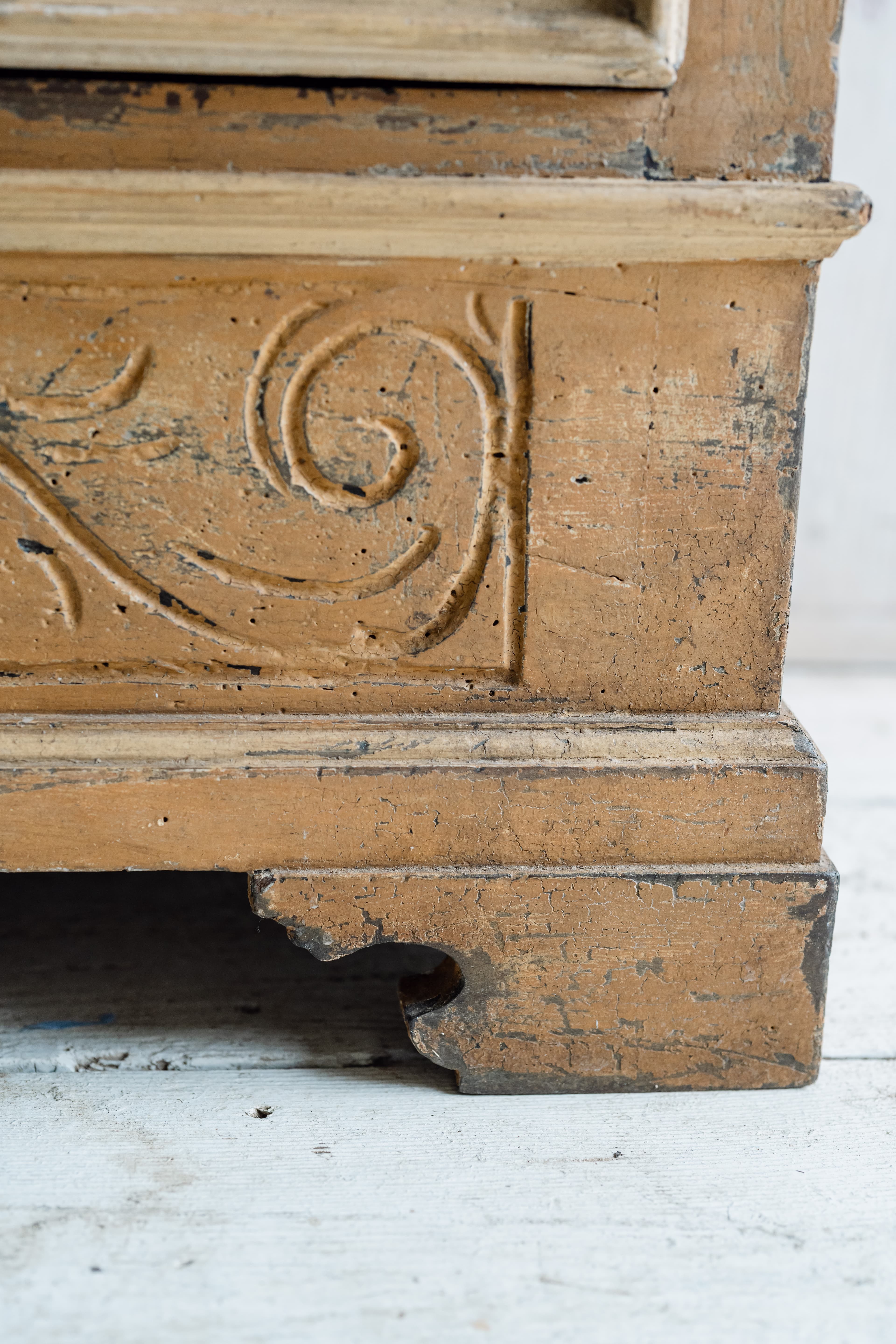 An Elegant Early 19th Century Italian Painted Chest of Drawers
