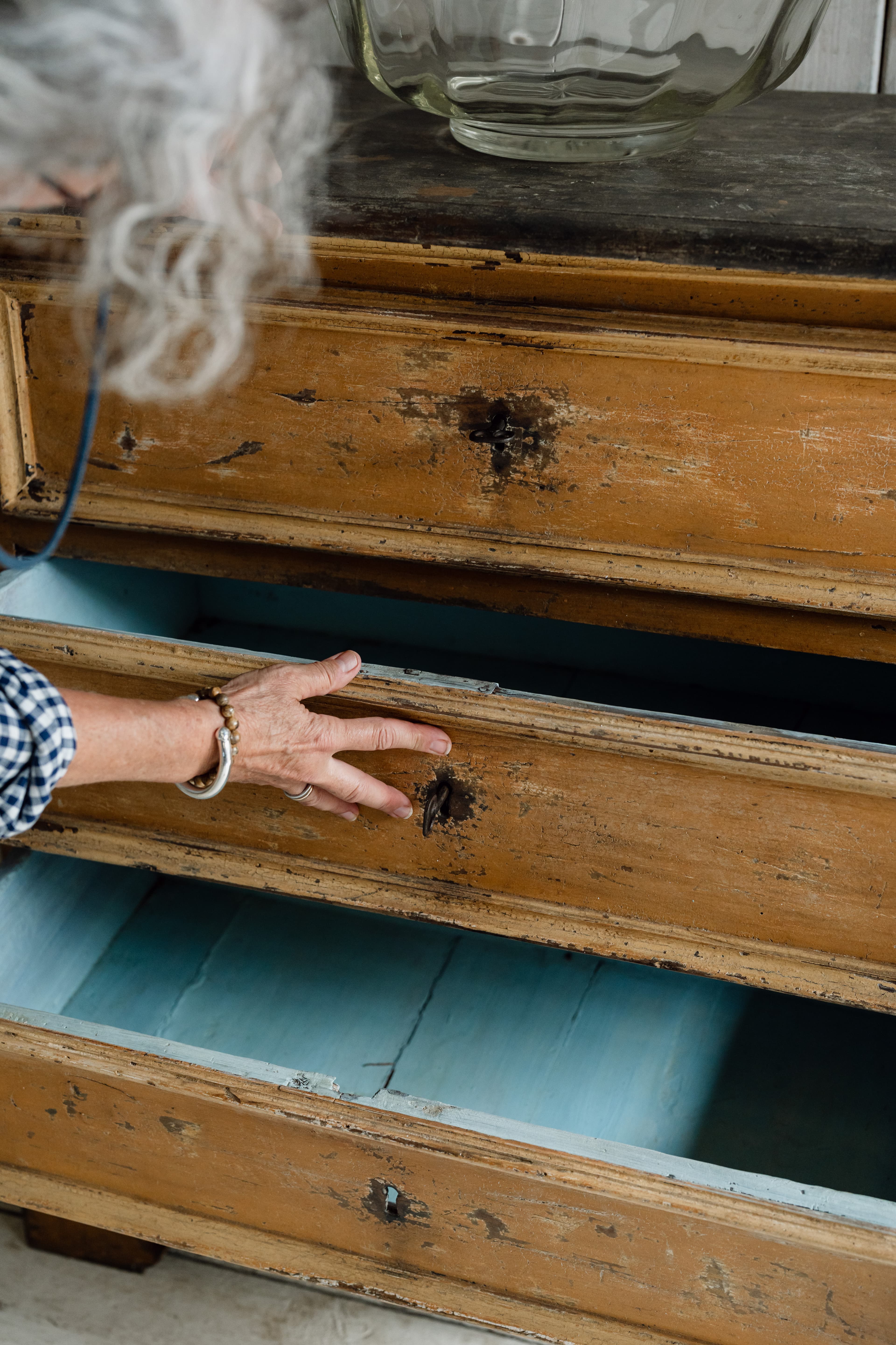 An Elegant Early 19th Century Italian Painted Chest of Drawers