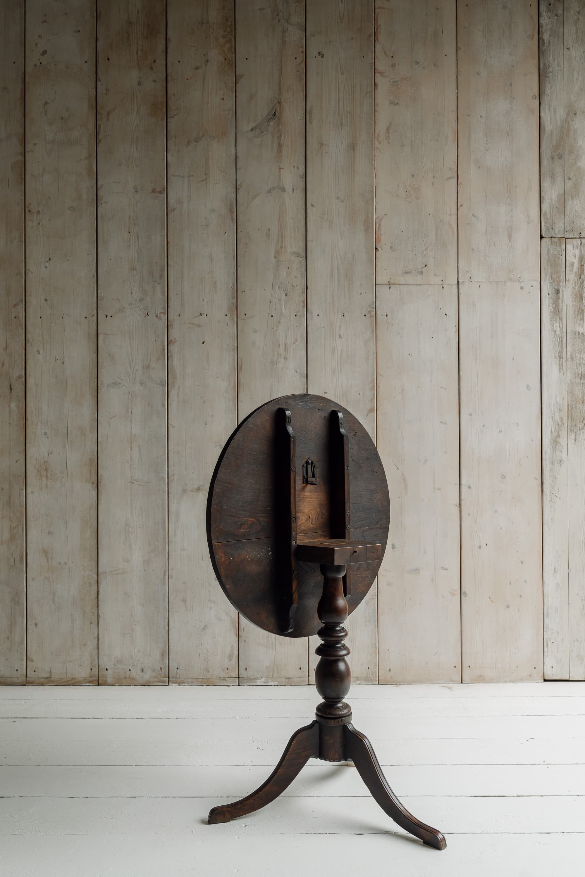 Exceptional Elm Tilt-Top Table, c.1820-1840