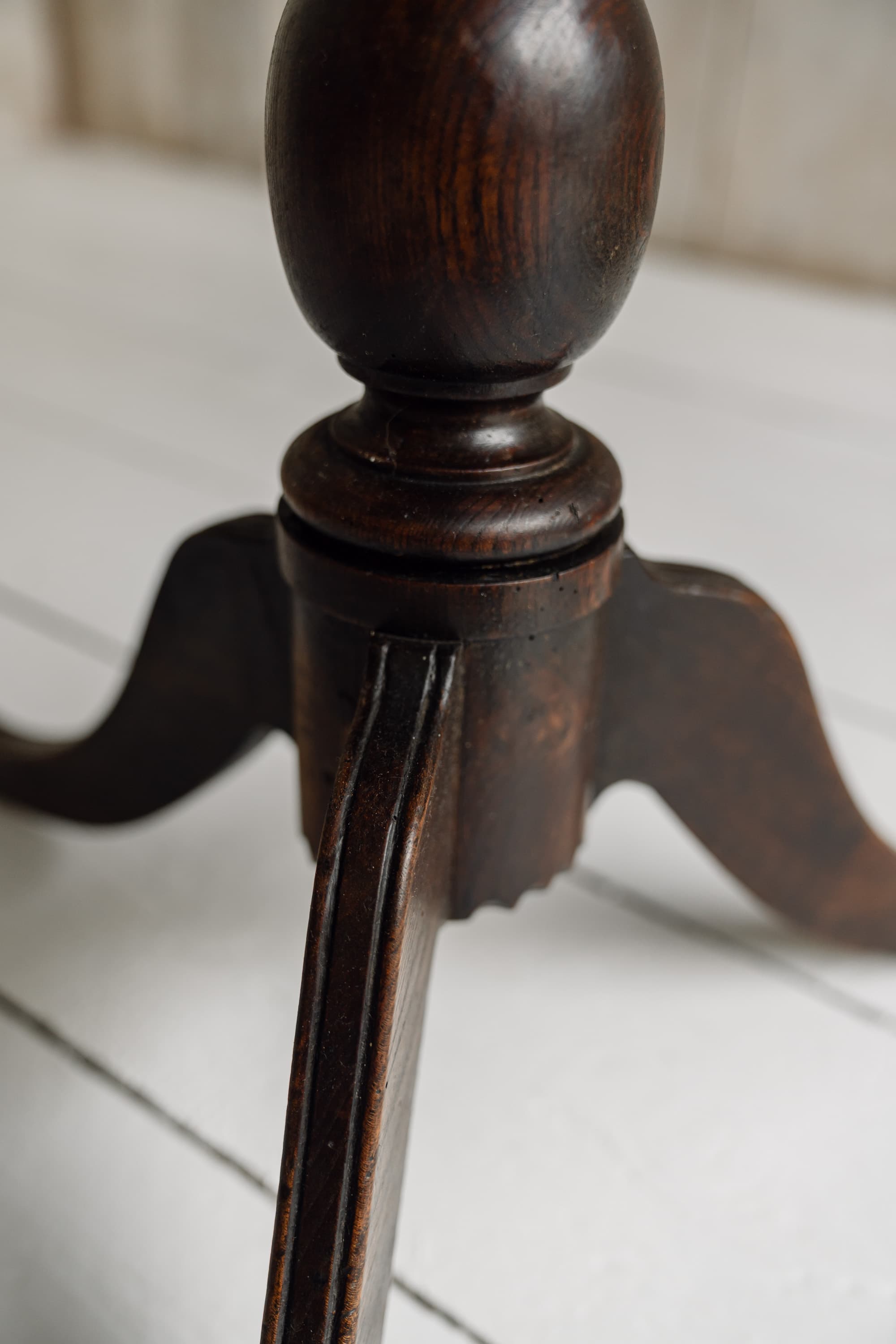 Exceptional Elm Tilt-Top Table, c.1820-1840