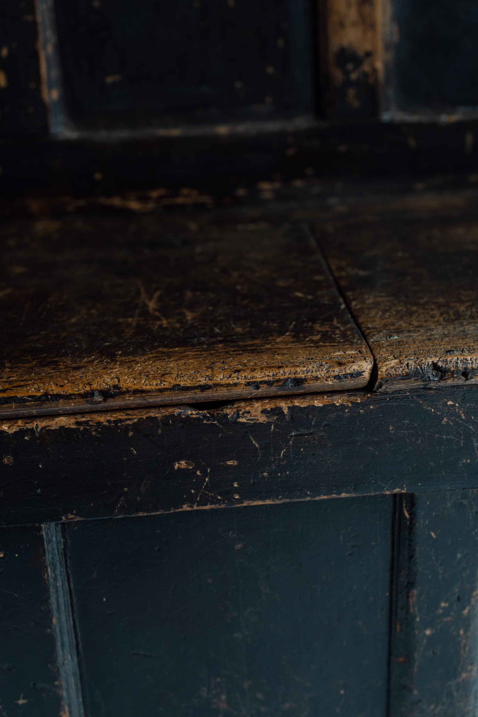 Extraordinary Welsh Border Oak Settle in Original Black Paint, c.1800