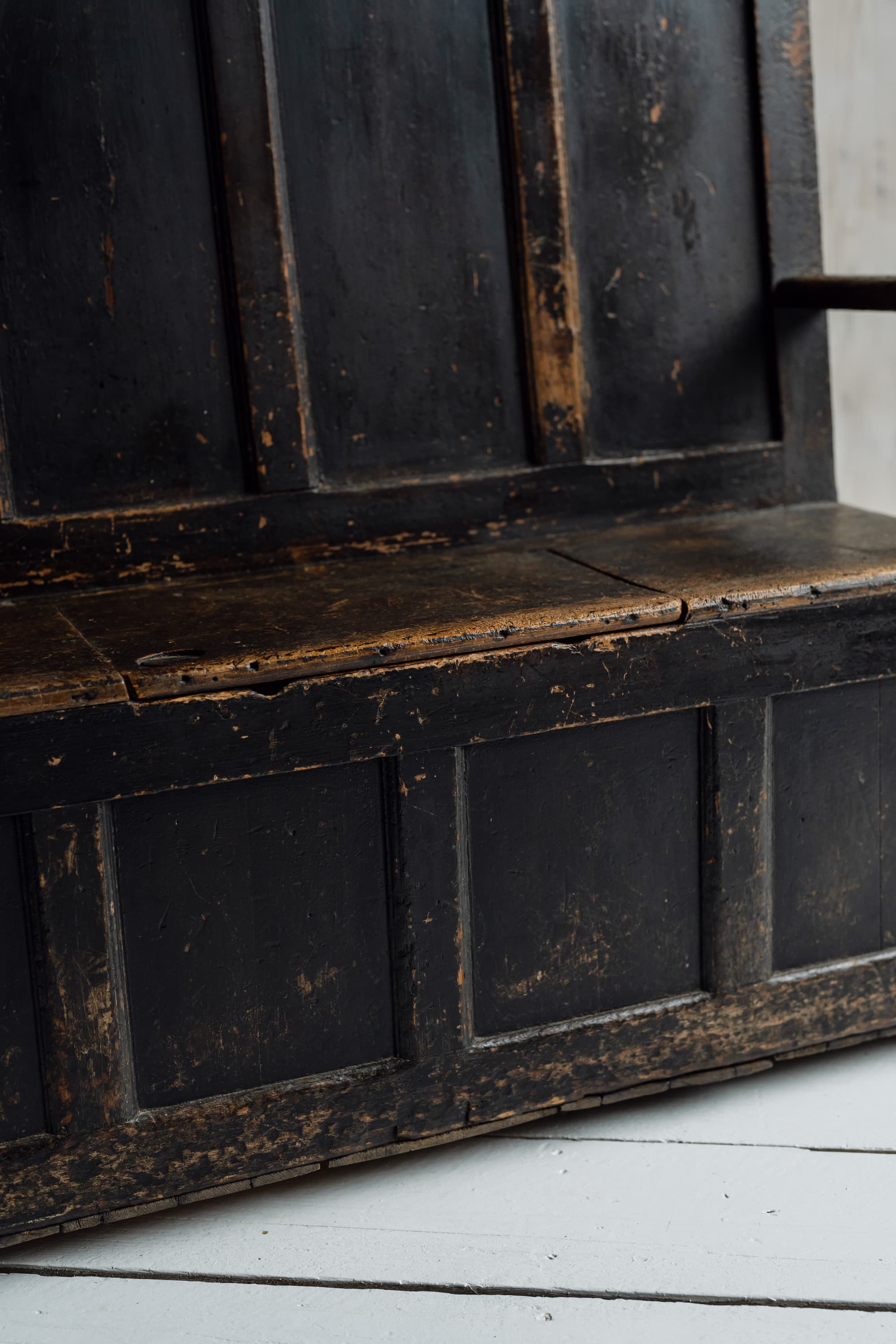 Extraordinary Welsh Border Oak Settle in Original Black Paint, c.1800