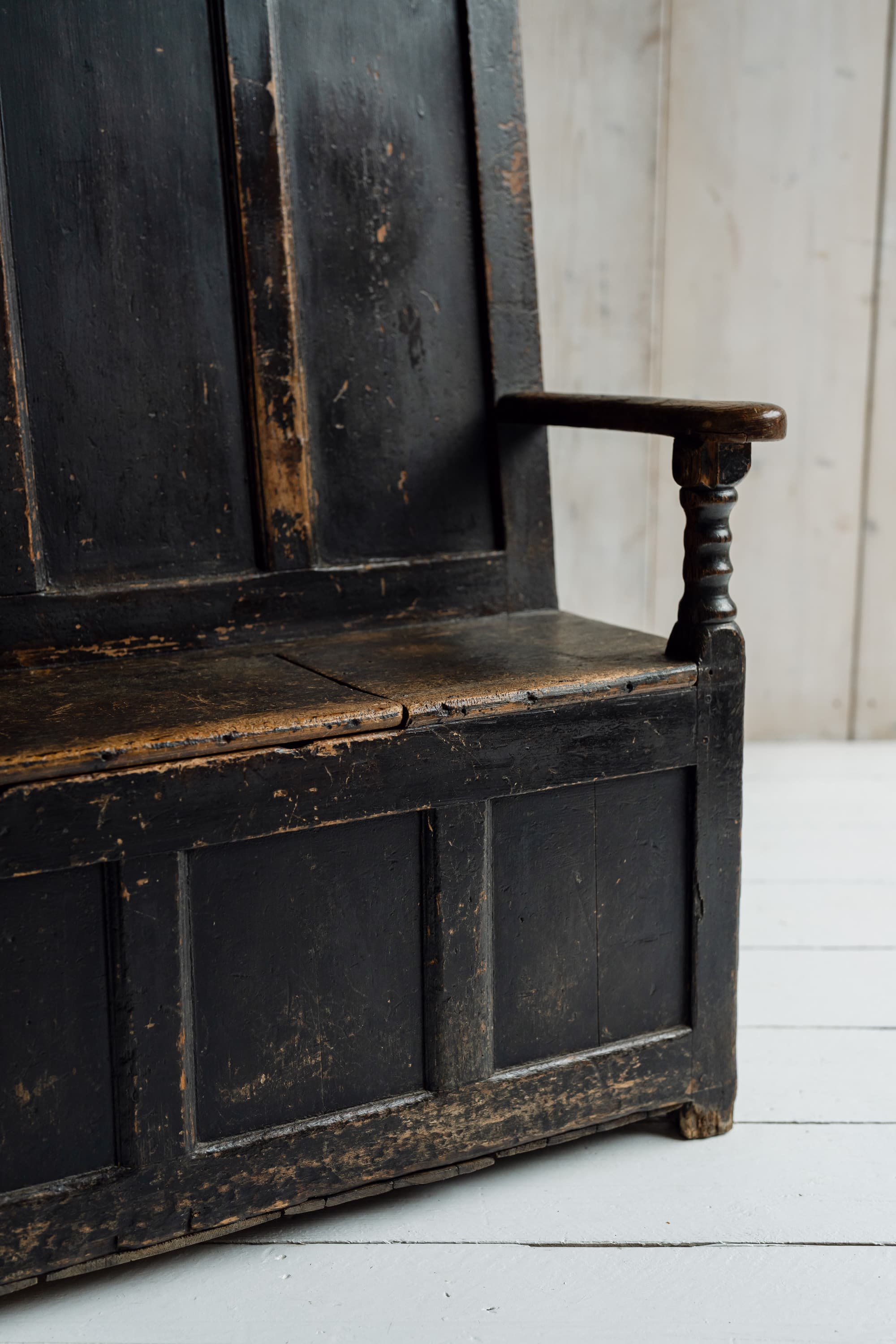 Extraordinary Welsh Border Oak Settle in Original Black Paint, c.1800