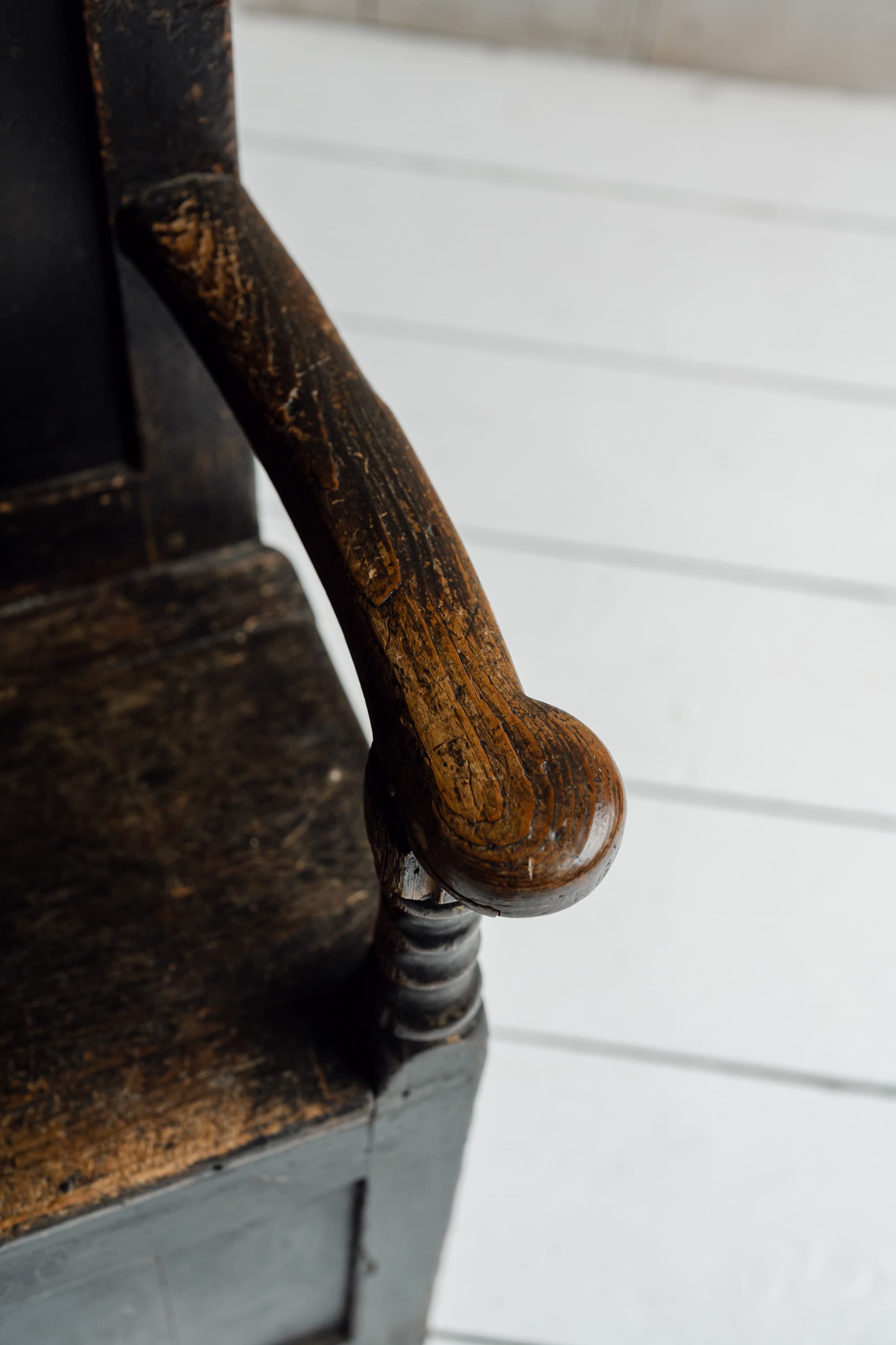 Extraordinary Welsh Border Oak Settle in Original Black Paint, c.1800