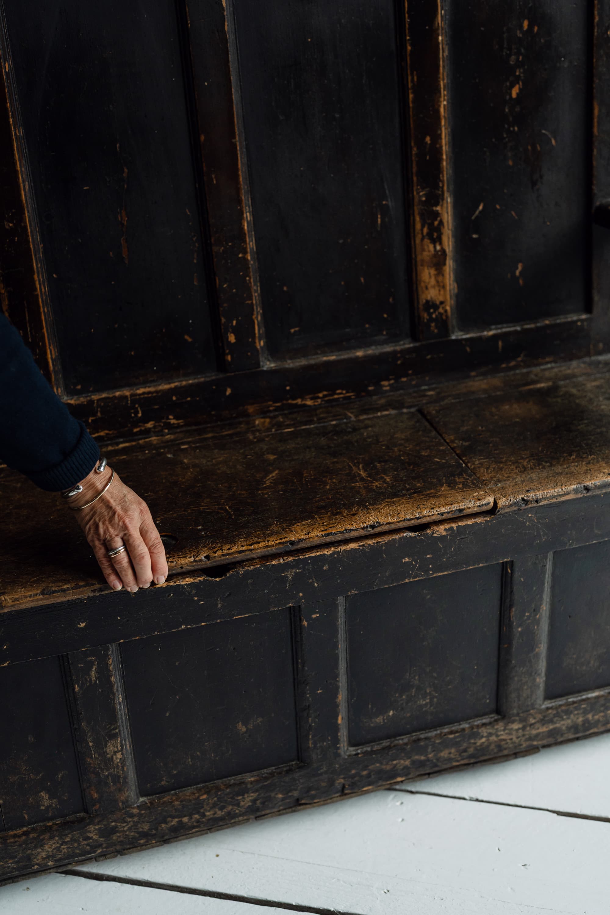 Extraordinary Welsh Border Oak Settle in Original Black Paint, c.1800